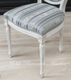 Riproduzione di sedia tappezzata in stile classico Luigi XVI finitura colore bianco anticato